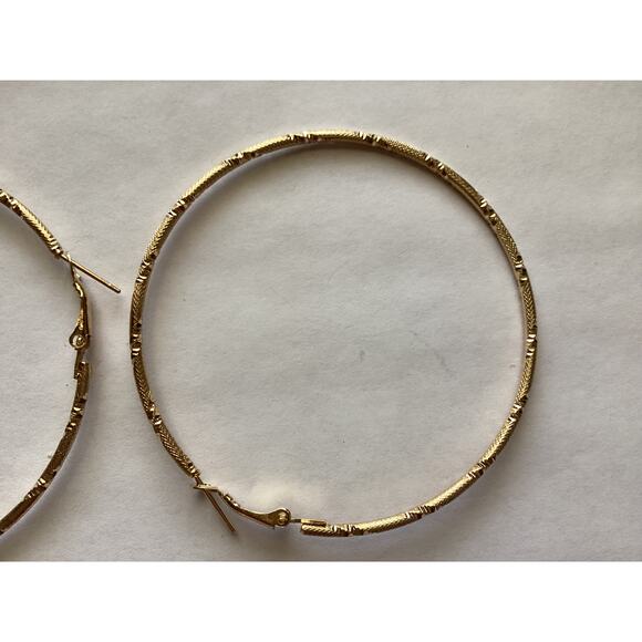 4231 NWOP Large 2 1/2" Sparkly Gold Hinge Textured Hoop Earrings - Picture 3 of 3